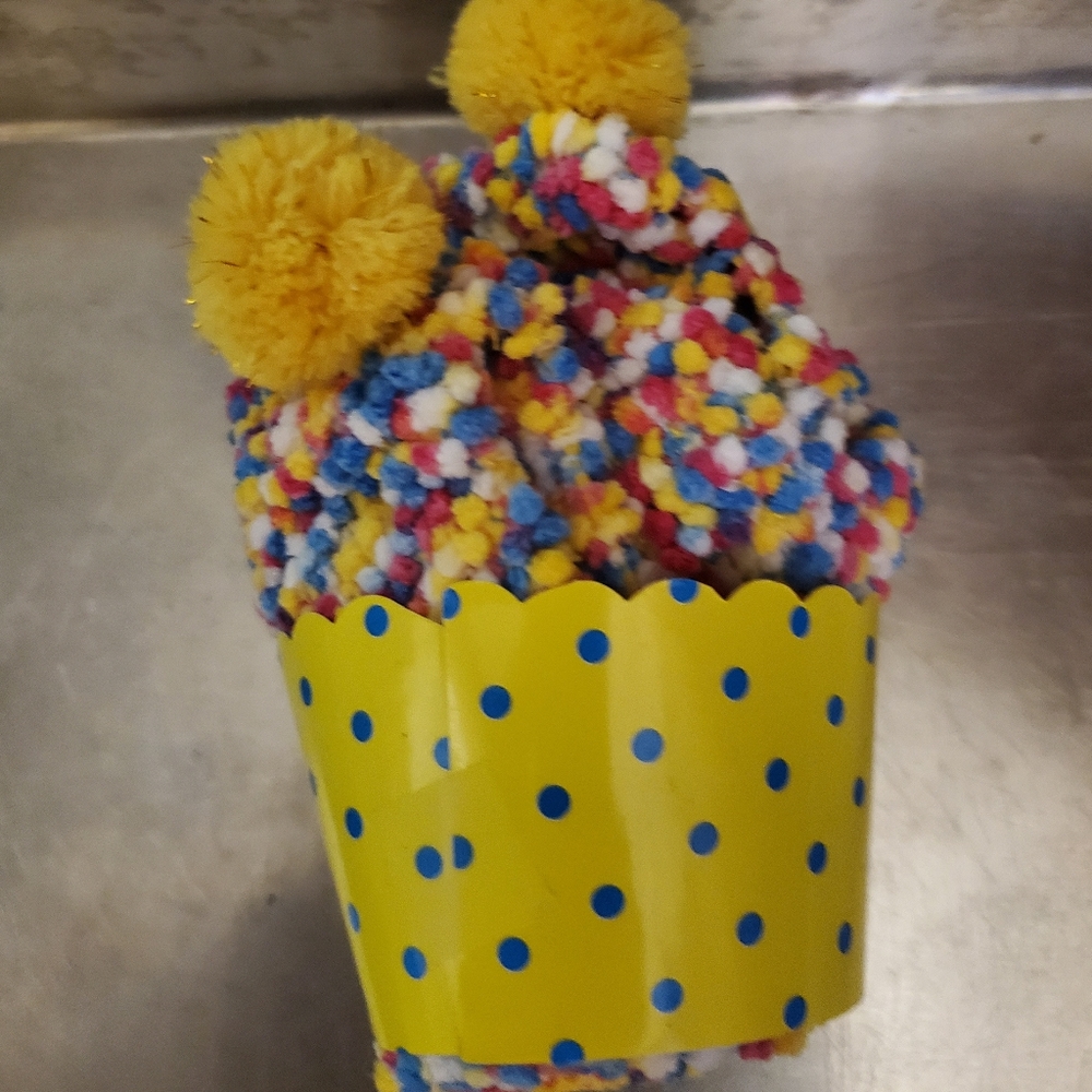 Justina premium socks in 🧁 🎁 style yellow poms